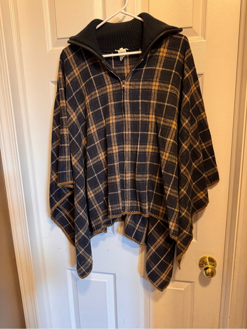 Mystree Plaid Zip Front Poncho Cape – Charcoal//Navy & Camel – One Size